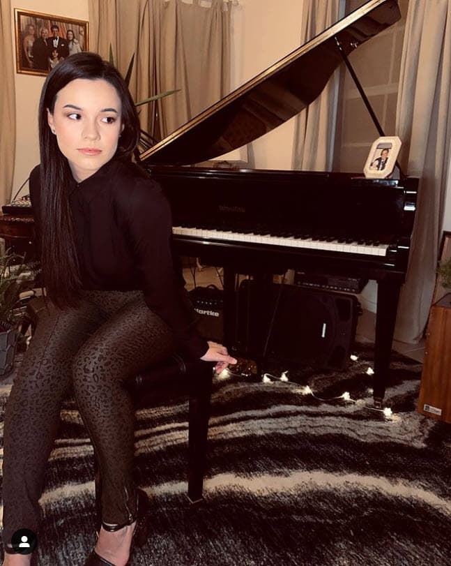 Además, resaltó que ninguna de las dos Saras se dejan ver públicamente: "Pueden hacer tantas cosas, pero parece que no existen, nunca se sabe de ellas", sentenció en 'Sale el sol'.
<br>