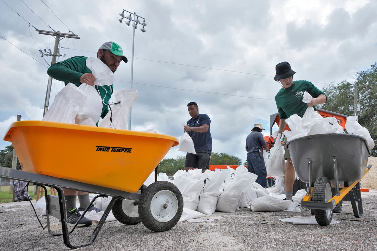 En Florida, se preparan para la llegada del huracán Idalia.