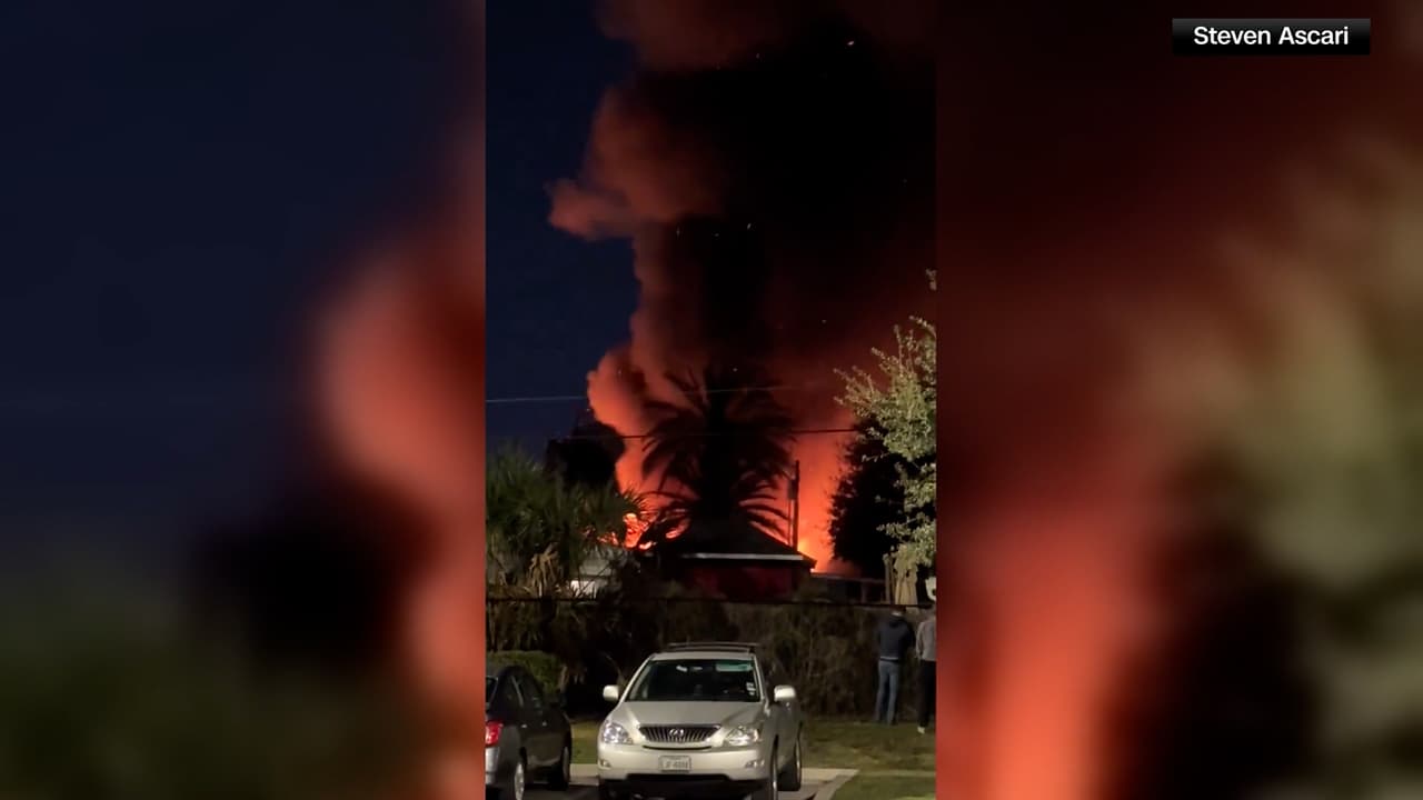 Las
<b>autoridades llegaron a<a href="https://www.univision.com/local/tampa-wvea/bomberos-buscan-entre-escombros-y-cenizas-a-las-victimas-de-un-accidente-aereo-clearwater-video"> la zona para buscar a posibles víctimas del incidente</a></b>, dijo el jefe de policía Eric Gandy.