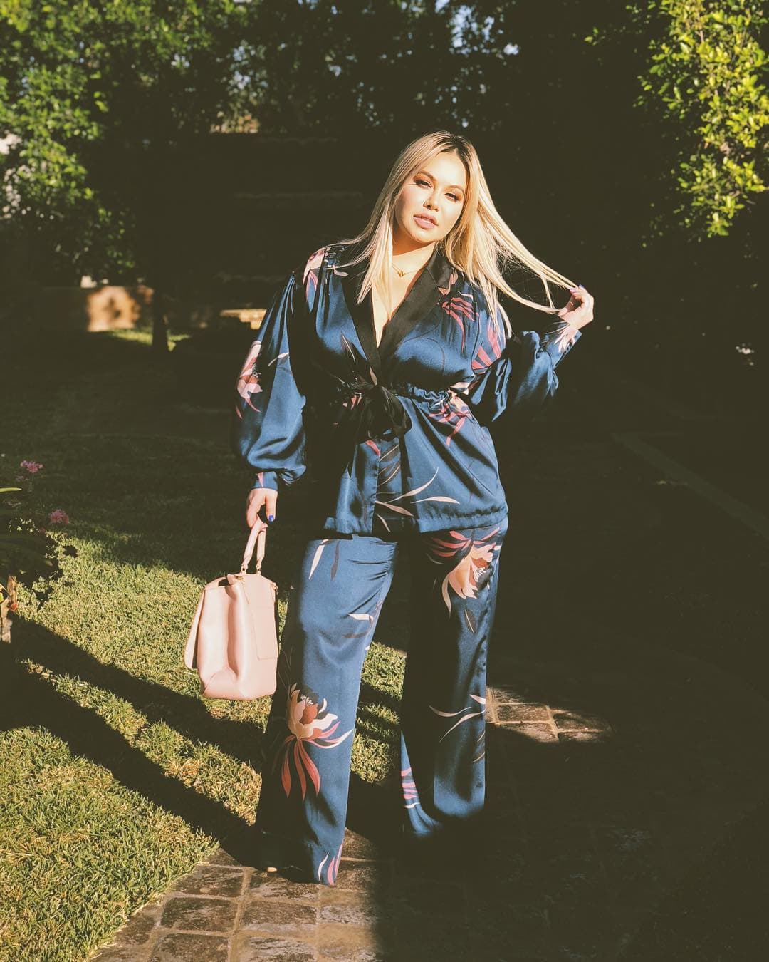 Pero también la hemos visto con el cabello planchado y completamente liso; para muchos, este estilo recuerda a la fallecida 'Diva de la Banda'.