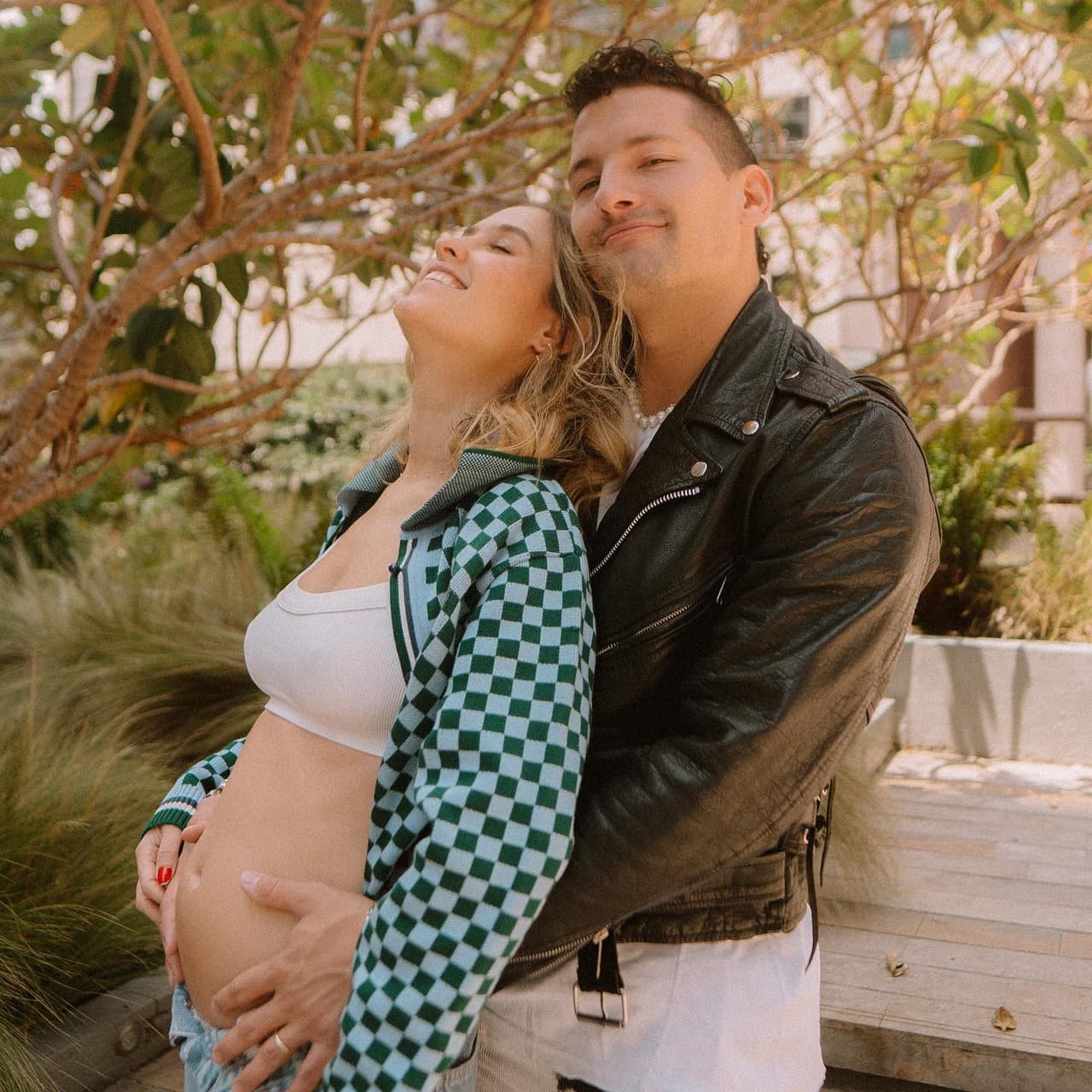 “Anoche, en medio de mi concierto, Mau y Sara anunciaron la llegada de mi nietito. Lo teníamos guardado en secreto, no podíamos con tanta emoción”, escribió Montaner al inicio de su mensaje.
<br>