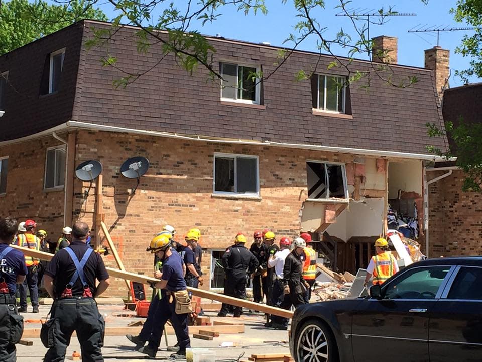 Por ahora se desconocen las causas de la explosión pero testigos dicen que había un fuerte olor a gas en el aire.