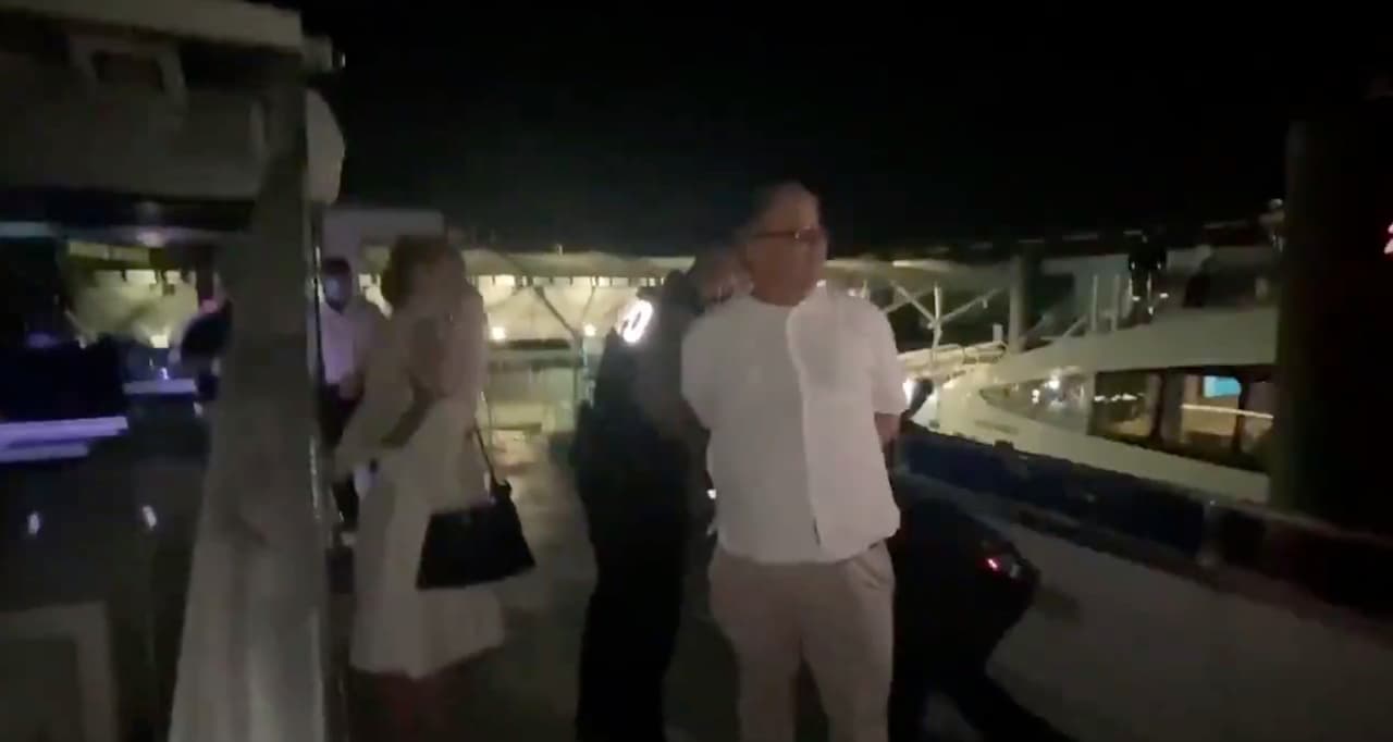 Pareja es esposada y expulsada del ferry de NYC por negarse a usar máscaras