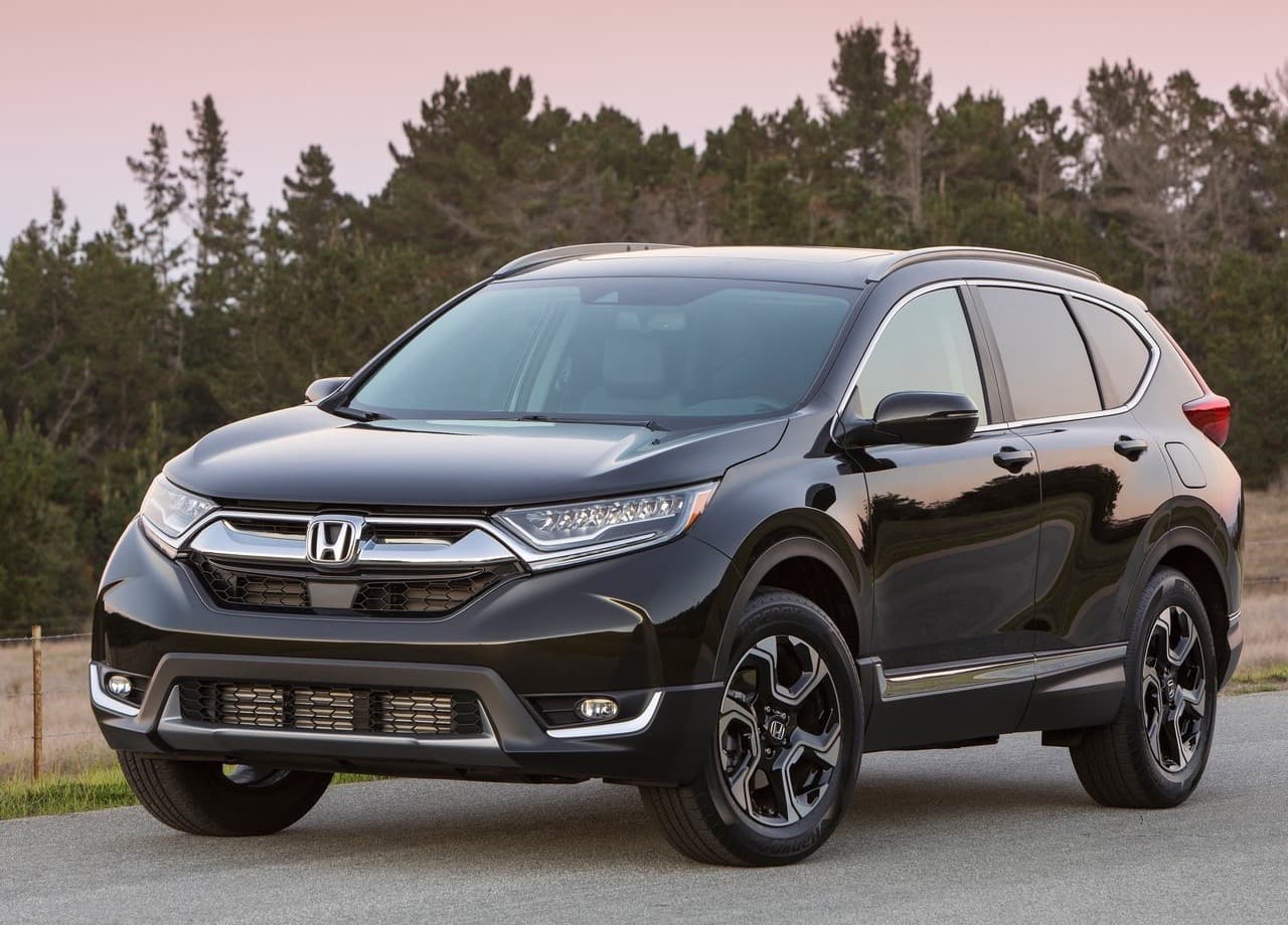 4.
<b>Honda CR-V.</b>
<br>
<br>La crossover compacta de Honda fue un éxito instantáneo desde su lanzamiento hace 20 años. Este hecho sumado a la circunstancia de que es un vehículo de alta durabilidad lo convierten en una de las mejores opciones para los que buscan mantener a su automóviles por muchos años.