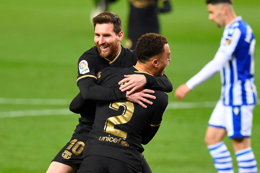Barcelona propina goliza a la Real Sociedad con un marcador de 6-1. Griezmann abrió el marcador para los culés, seguido de Sergiño Dest, quien se lució con doblete al igual que Leo Messi y Dembelé cerró con broche de oro al minuto 71. El único tanto de los blanquiazules fue por parte de Ander Barrenetxea al minuto 77 en la J28 de LaLiga.