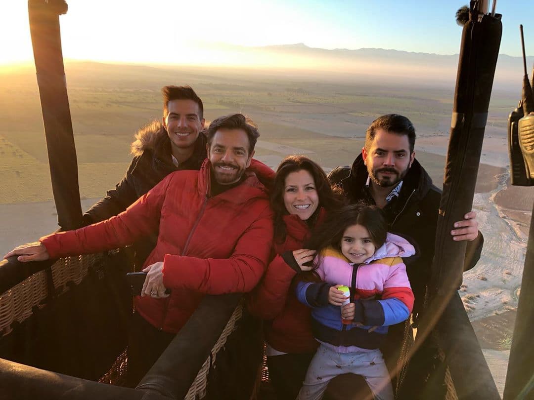 "Eugenio tiene cuatro hijos con cuatro mujeres diferentes", expresó, "sí
<b>somos una familia completamente diferente</b>, llevamos ya 16 años juntos".
<br>