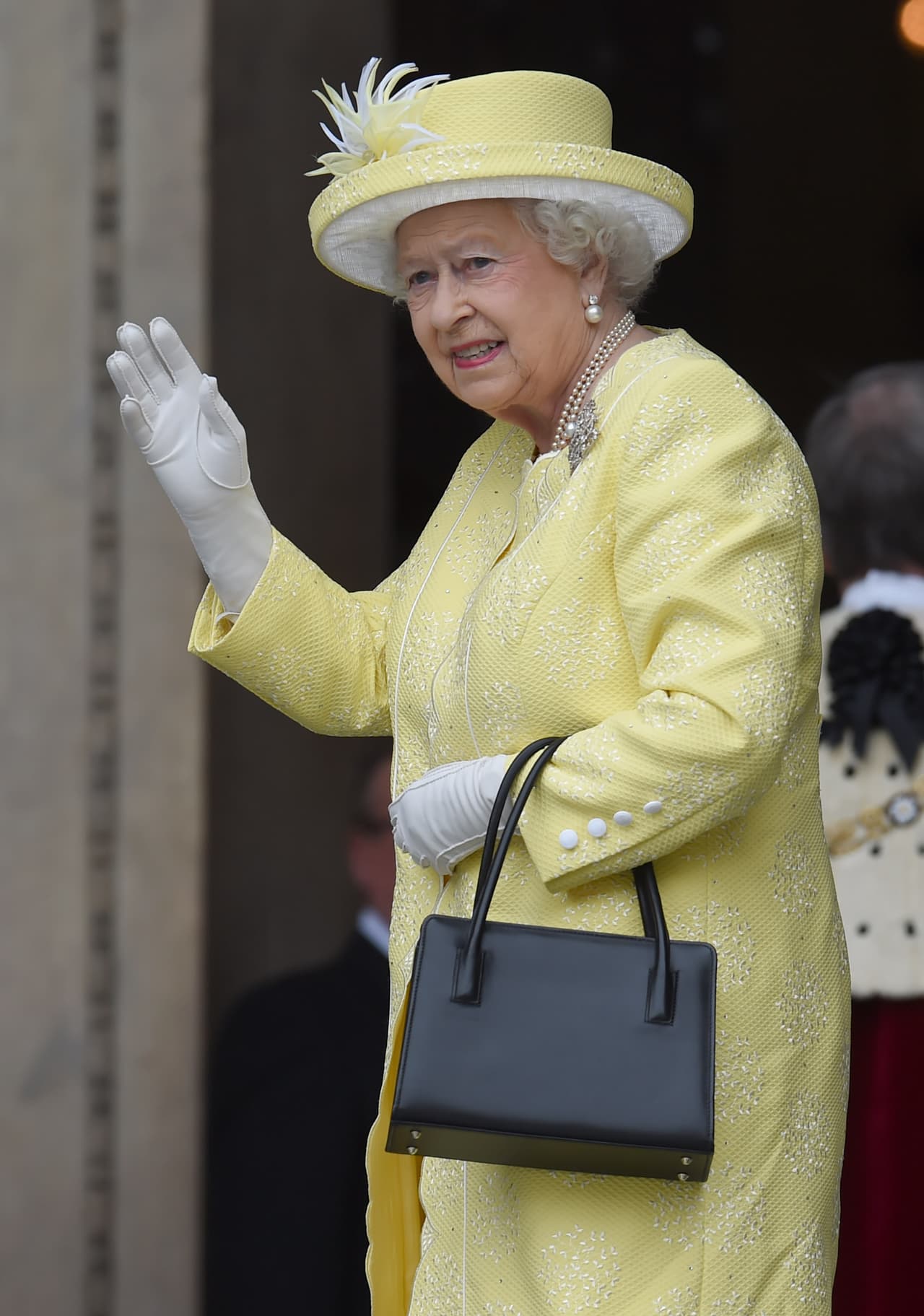 Saludando a la gente.