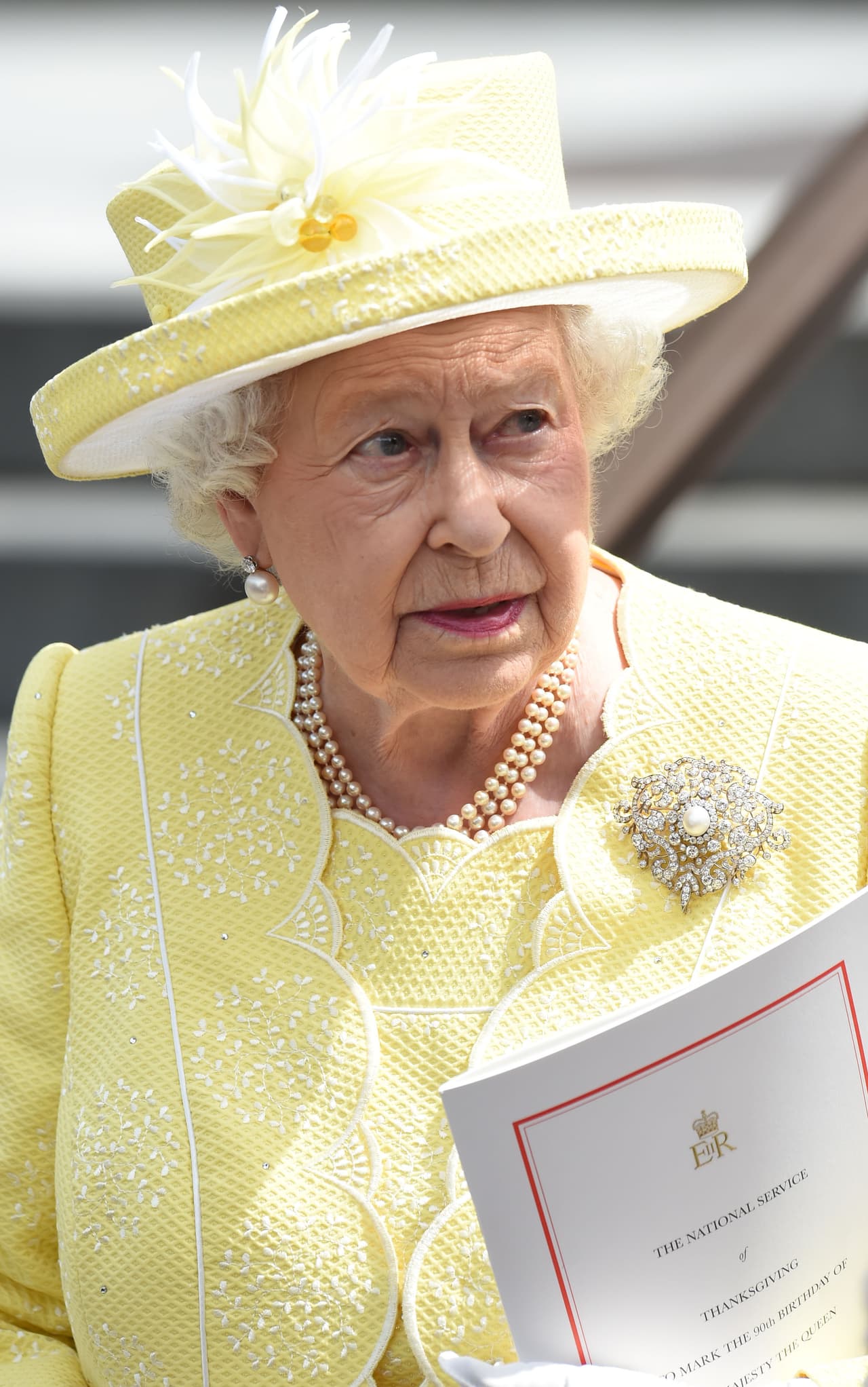 La Reina estuvo muy atenta a la ceremonia y al público.