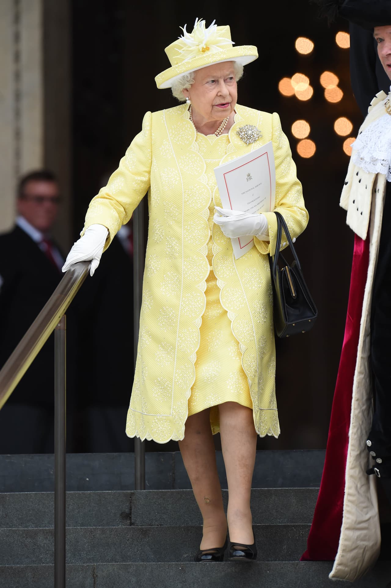 La reina optó por un traje amarillo que atrapó todas las miradas.