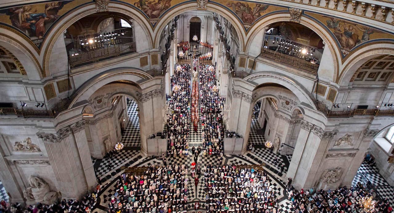 Un impresionante vistazo a la misa desde la parte alta de la catedral.