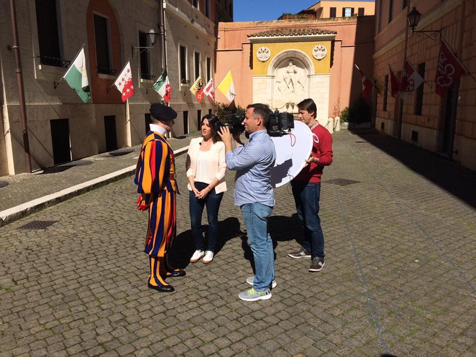 Maity conversando con uno de los famosos guardias suizos del Vaticano.