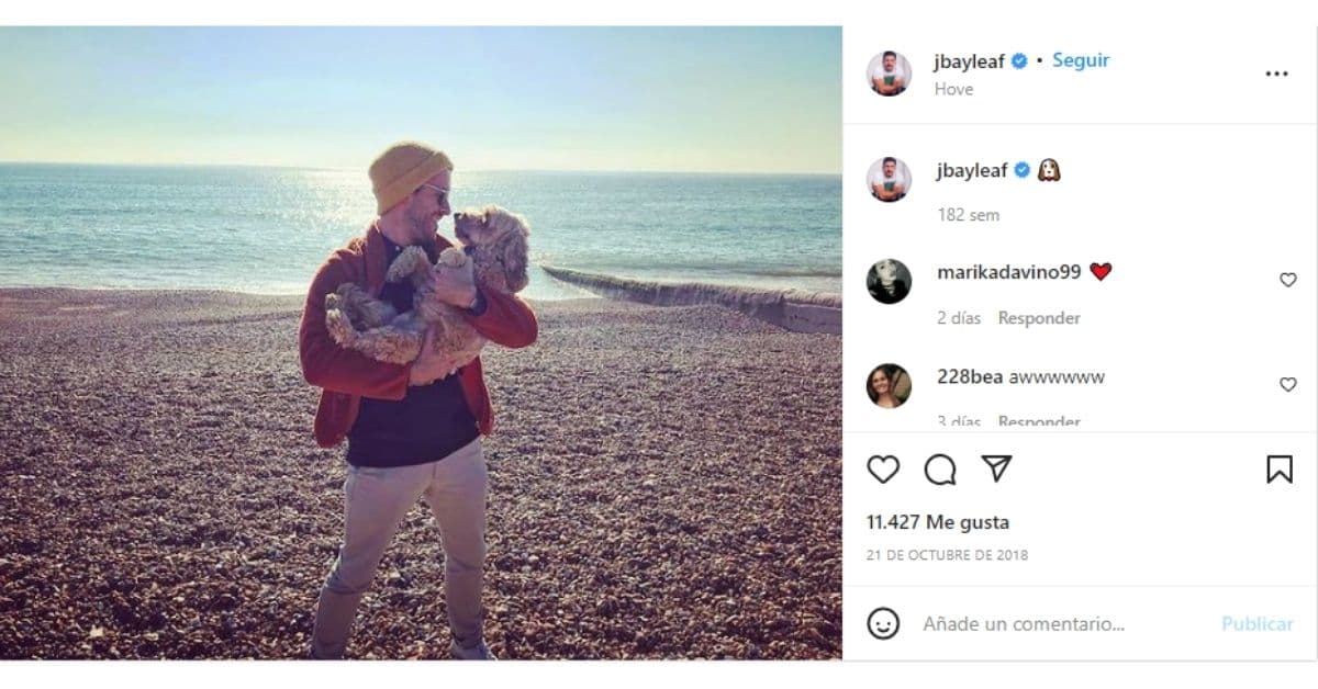 Jonathan Bailey y su mascota