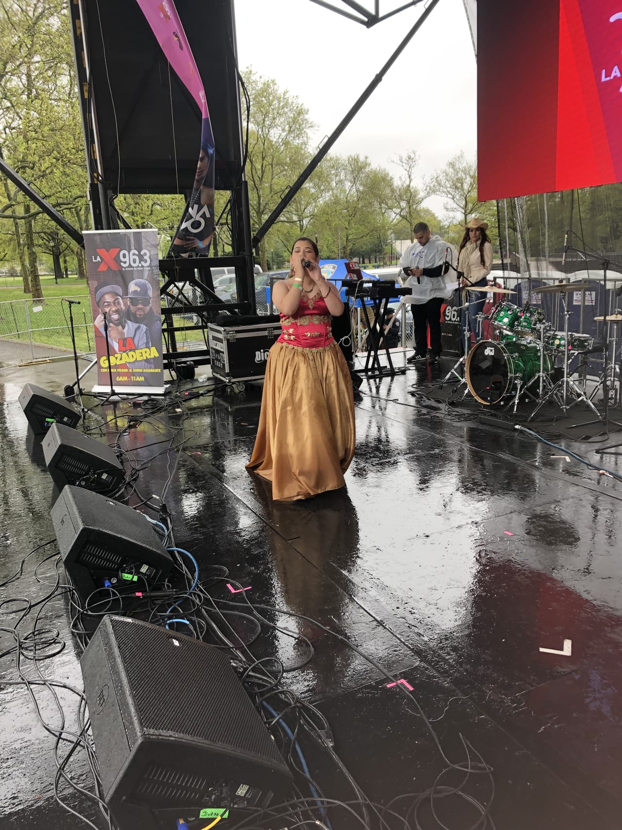 Salma Rodríguez, una joven cantante que llegó desde Houston, endulzó a todos con su voz.