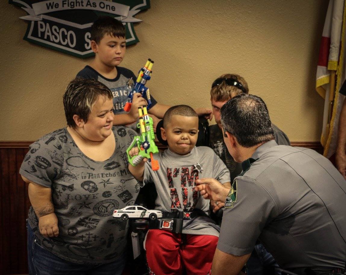 Oficiales del condado de Pasco sorprendieron al pequeño Spencer Holt quien es fanático de los policías y los zombies.