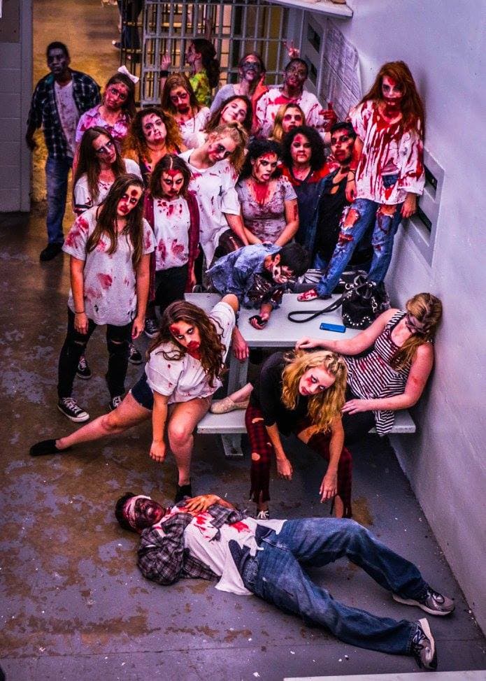 Oficiales del condado de Pasco sorprendieron al pequeño Spencer Holt quien es fanático de los policías y los zombies.