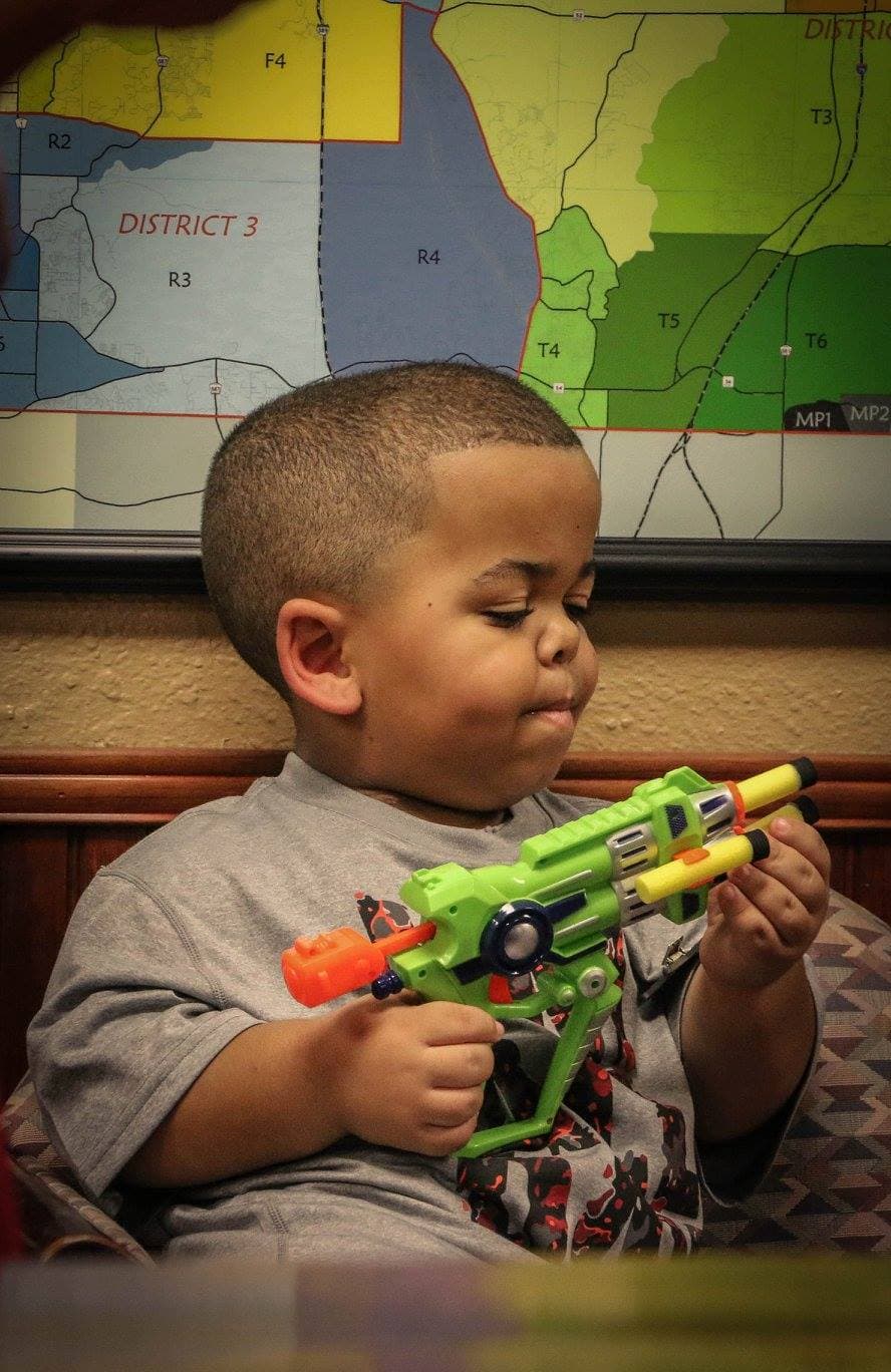 Oficiales del condado de Pasco sorprendieron al pequeño Spencer Holt quien es fanático de los policías y los zombies.