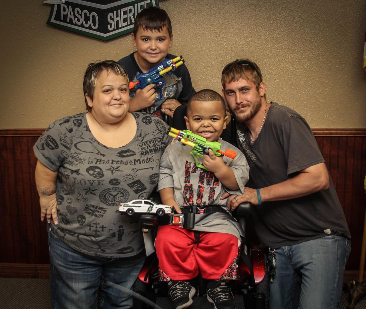 Oficiales del condado de Pasco sorprendieron al pequeño Spencer Holt quien es fanático de los policías y los zombies.