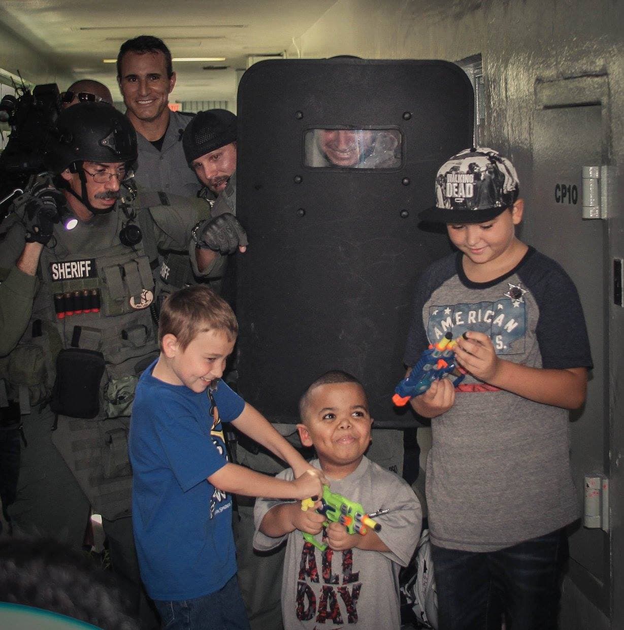 Oficiales del condado de Pasco sorprendieron al pequeño Spencer Holt quien es fanático de los policías y los zombies.