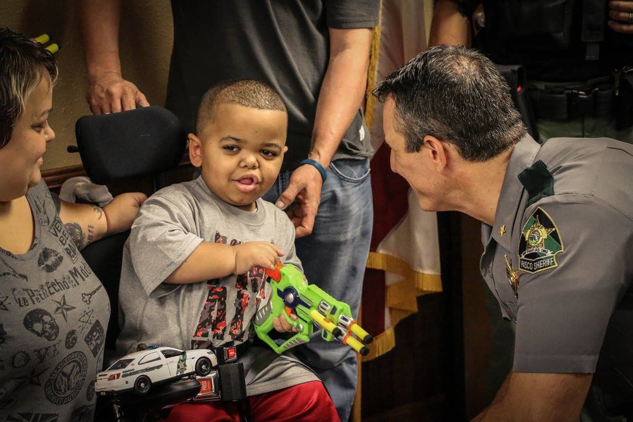 Oficiales del condado de Pasco sorprendieron al pequeño Spencer Holt quien es fanático de los policías y los zombies.