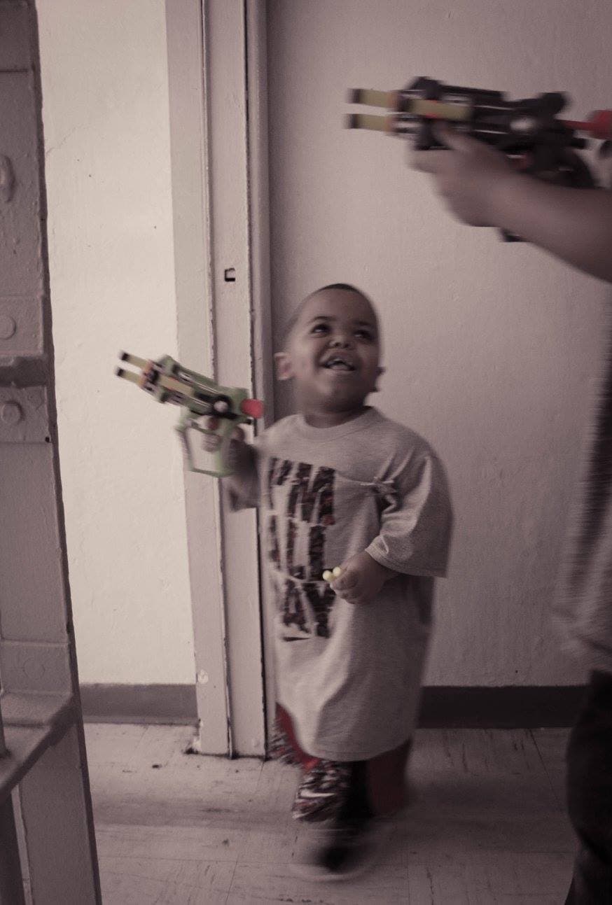 Oficiales del condado de Pasco sorprendieron al pequeño Spencer Holt quien es fanático de los policías y los zombies.