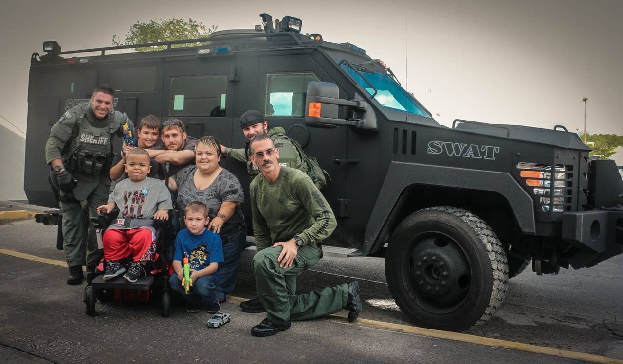Oficiales del condado de Pasco sorprendieron al pequeño Spencer Holt quien es fanático de los policías y los zombies.