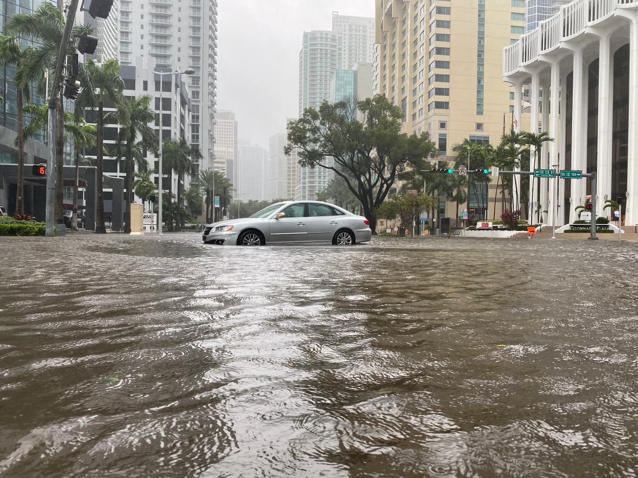 Las autoridades dijeron que están patrullando las zonas para detectar las necesidades de los residentes.