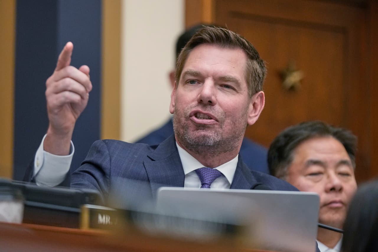 El FBI vigiló al excongresista demócrata Eric Swalwell durante un vuelo y luego lo interceptó en San Francisco