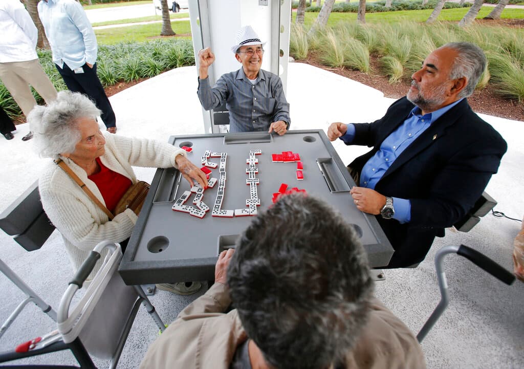 En el Parque Máximo Gómez, conocido como Domino Park,
<a href="https://www.univision.com/local/miami-wltv/doble-nueve-asi-se-juega-el-domino-cubano-que-mantiene-viva-una-tradicion-en-pequena-habana">el dominó forma parte del paisaje cotidiano de la Pequeña Habana</a>.
