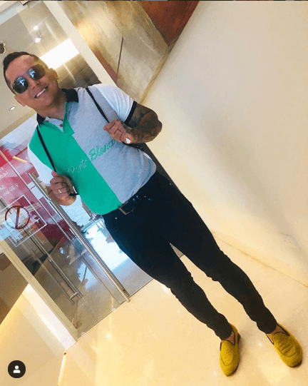 El sitio
<a href="http://theessentialman.com/how-jeans-should-fit-a-man/" target="_blank">The Essential Men</a> recomienda estos pantalons para hombres con muslos y pantorrillas delgadas. "Los verdaderos skinny jeans están pensados para hombres que tienen básicamente piernas en forma de lápiz que significa que tienen casi la misma medida de arriba hasta abajo". Y es que estos pantalones en la silueta masculina (por genética sin redondeces en la cadera) crea una figura de triangulo invertido que luce mejor en cuerpos alargados, de estatura importante, hombros marcados, sin grasa en la cintura o, como su nombre lo dice, delgados.