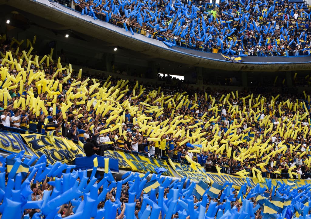 Los hinchas de Boca Juniors y River Plate viven con pasión la ida en la final de Copa Libertadores. Los xeneizes lo disfrutan en La Bombonera, mientras los 'millonarios' apoyan en el Monumental, pues no pueden ir al estadio de su rival.