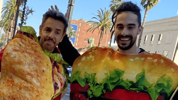Eugenio Derbez se disfraza de 'señor taco' para pedir dinero en las calles de Hollywood.