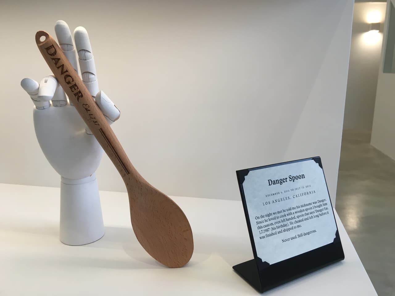 Le mandó hacer una cuchara de madera. Terminaron antes de que se la diera.