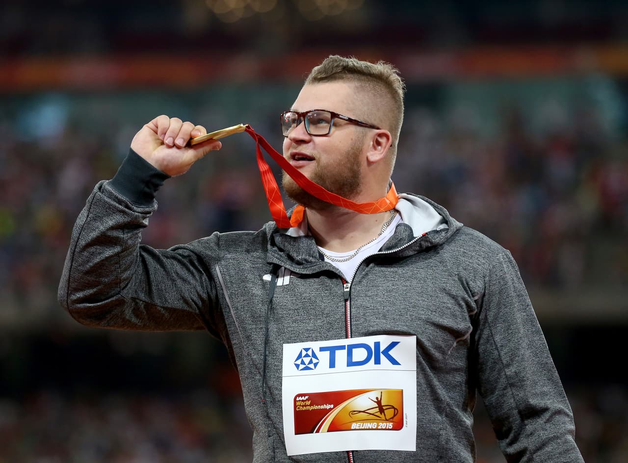 Campeón mundial paga un taxi con su medalla de oro