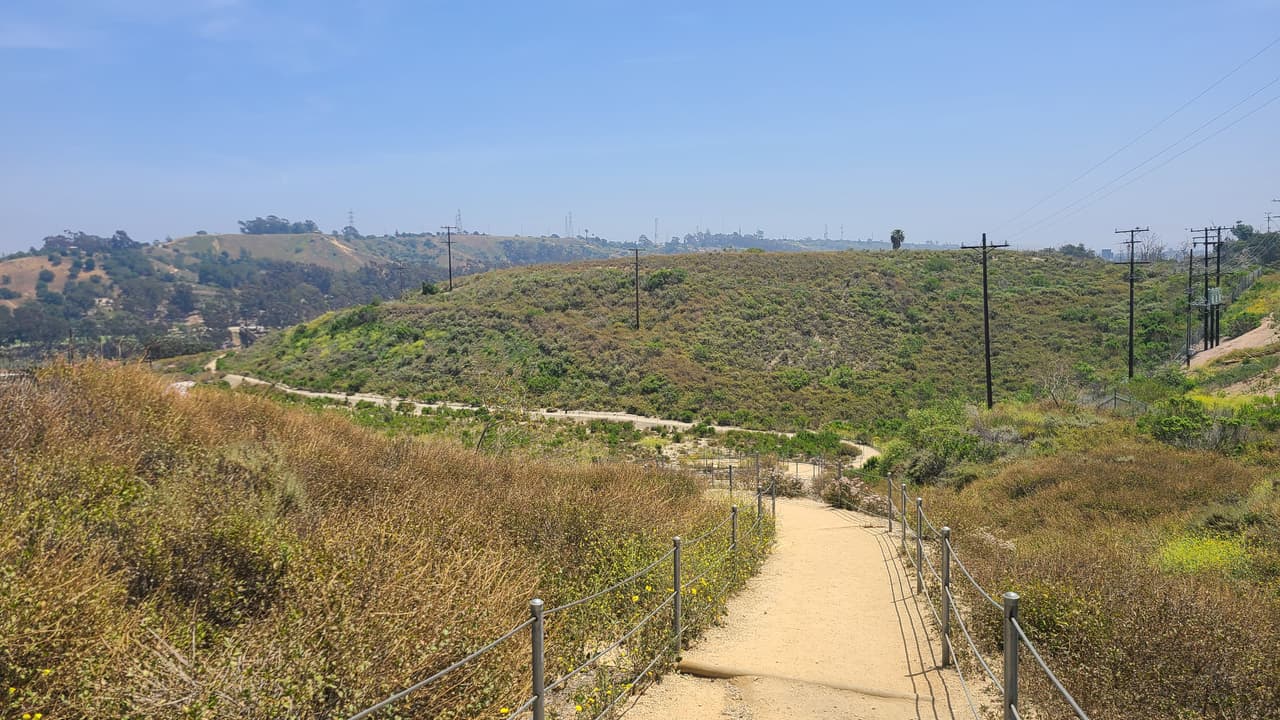 También puedes bajar por el sendero para bicicletas.