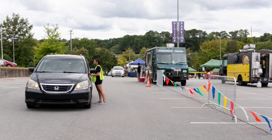 El Food Truck / Vendors Rodeo contará con camiones de comida latinoamericanos y vendedores de artesanías que los asistentes pueden ver, ordenar y comprar desde la comodidad de su vehículo.