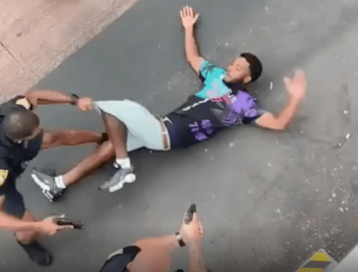 La
<a href="https://twitter.com/MiamiBeachPD" target="_blank">policía de Miami Beach</a> recibió varias llamadas de emergencia luego de las 6:22 pm de este martes, las cuales alertaban de un tirador en Ocean Drive y la calle 14. Un oficial de la ciudad vio al hombre quien perseguía a otro y a quien disparó sin herirlo.