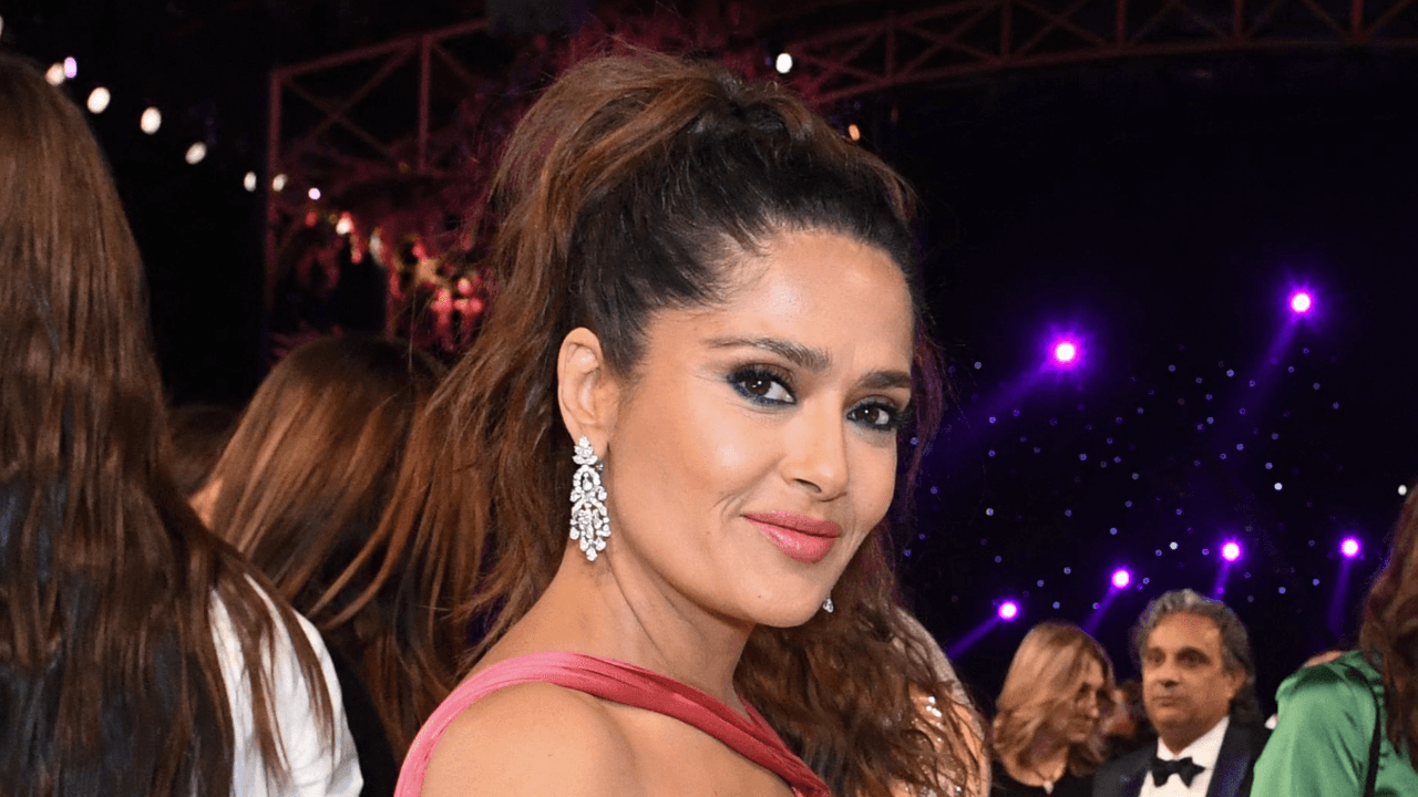 Salma Hayek deslumbró con un vestido de lentejuelas y escote de encaje: las fotos de su look