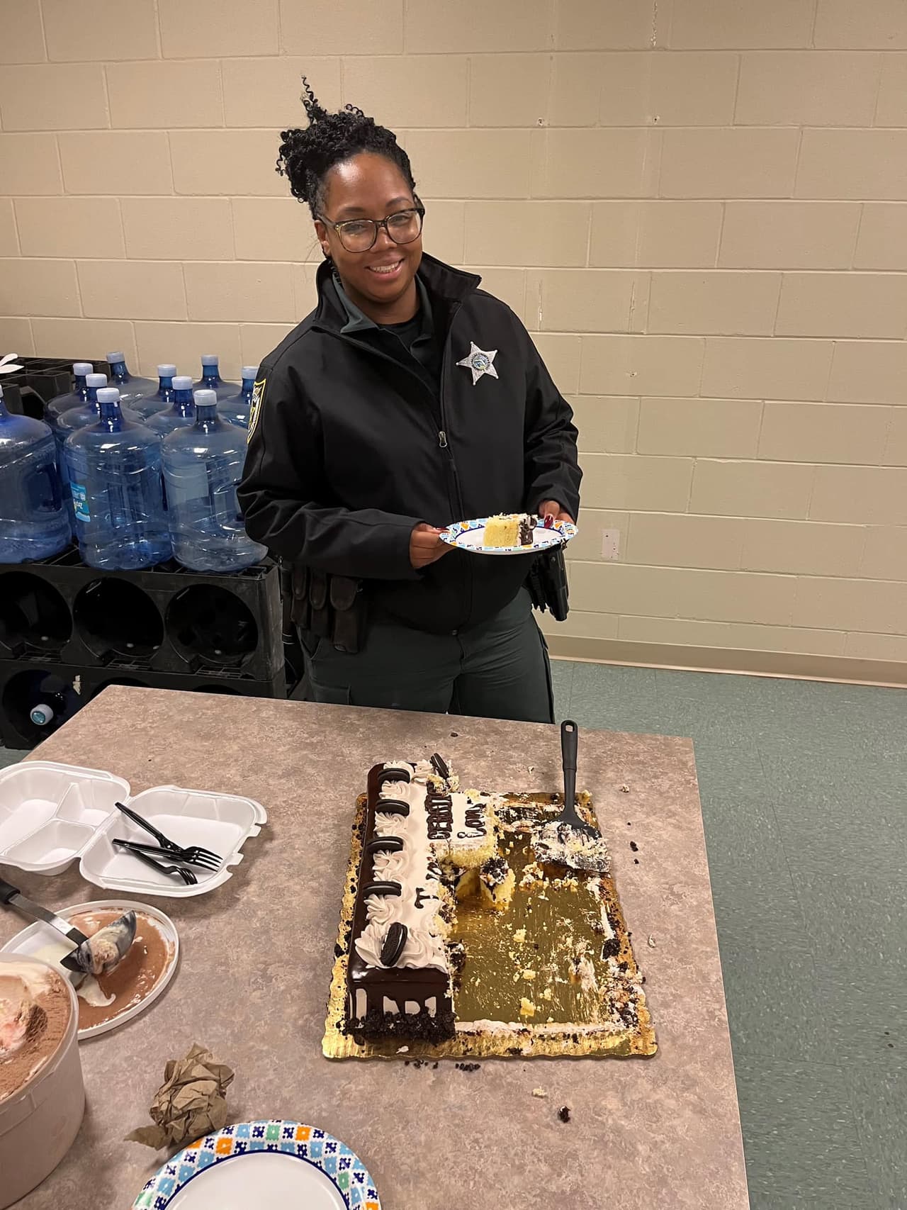 La fiesta comenzó cuando la mujer de 54 años fue transportada al Centro de Recepción de Mujeres de Florida, en el condado de Marion.