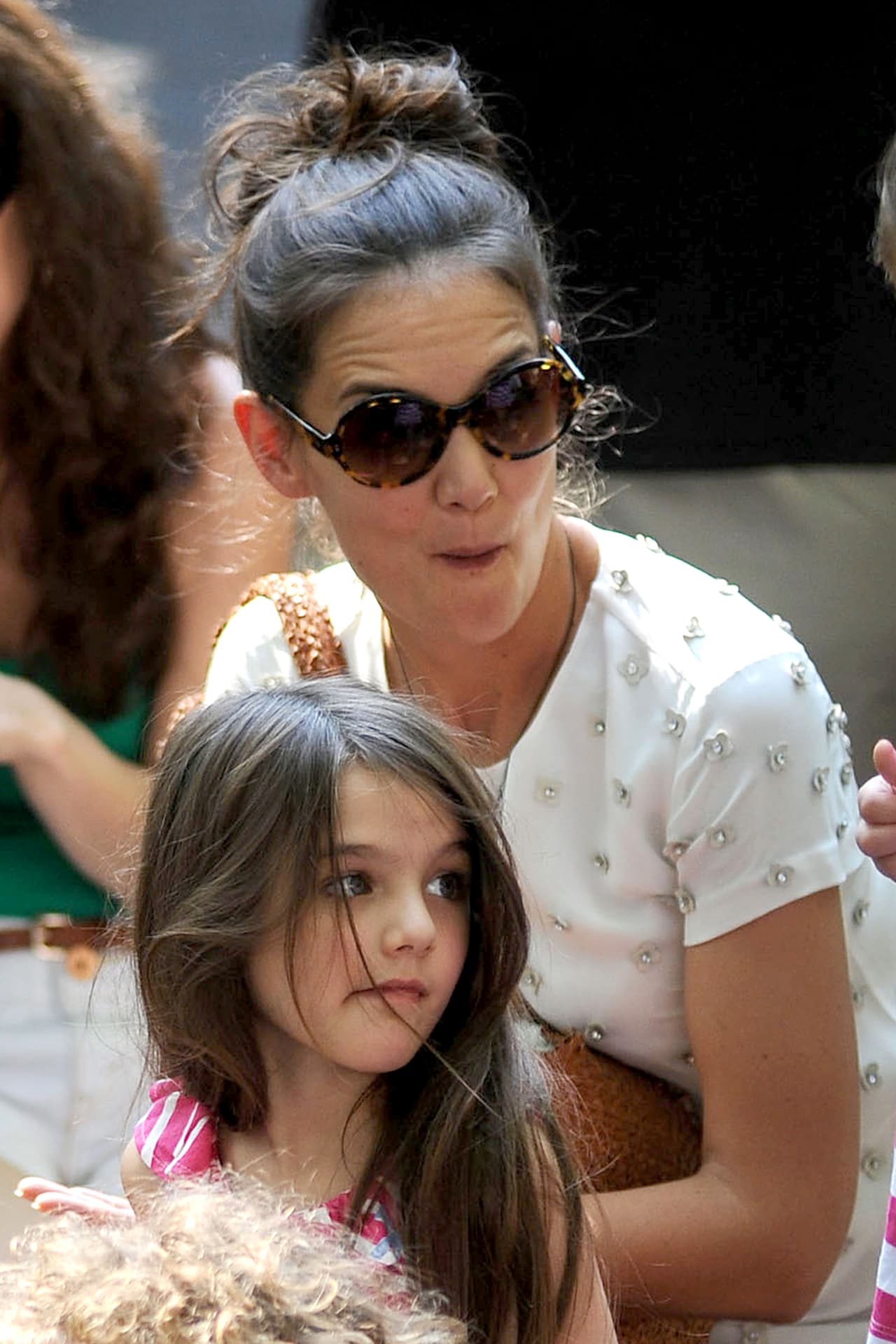 Posteriormente madre e hija se mudaron a Nueva York. En la demanda de divorcio había incluido mantener la custodia de Suri, lo que sucedió.