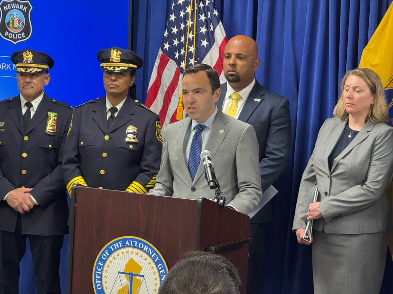 El Fiscal General Matthew J. Platkin anuncia los resultados de la operación contra la banda Double ii durante una conferencia de prensa en Trenton.