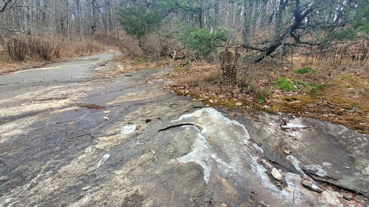 Si vas en invierno, incluso verás agua congelada a lo largo del sendero.