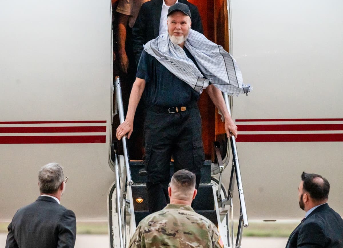 Dennis Coyle conversa con familiares y amigos a su llegada a Kelly Field, en la Base Conjunta San Antonio, Texas, el 25 de marzo de 2026. (Photo by SERGIO FLORES / AFP)