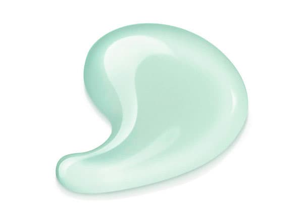 No dejes de aplicar crema hidratante, pero evita aquellas que sean demasiado grasosas. En su lugar, opta por cremas con acabado ligero o fluido.