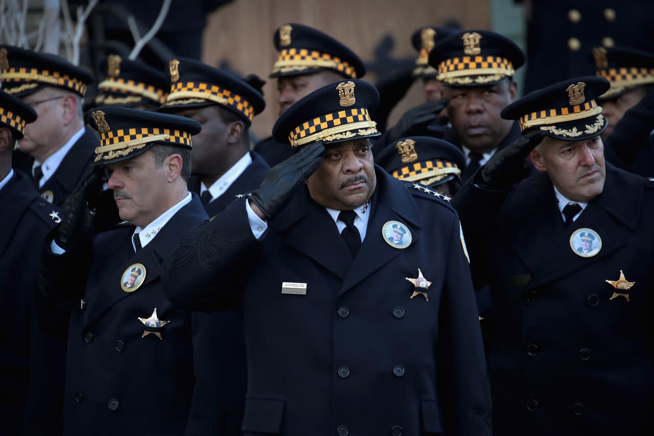 Eddie Johnson, superintendente de la policía de Chicago agradeció el apoyo de la comunidad y manifestó que este era un momento "muy difícil". "El proceso de curación comienza hoy para el departamento y la familia", expresó Johnson visiblemente emocionado.
