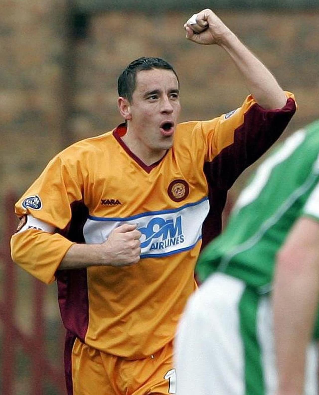 En un partido ante el Dundee United, en la Premier de Escocia, el capitán Phil O'Donnell del Motherwell des desvanció tras salir sustituido y perdió la vida.