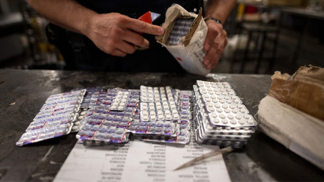 Sentencian al propietario de una farmacia de Houston por venderle opioides a traficantes de drogas