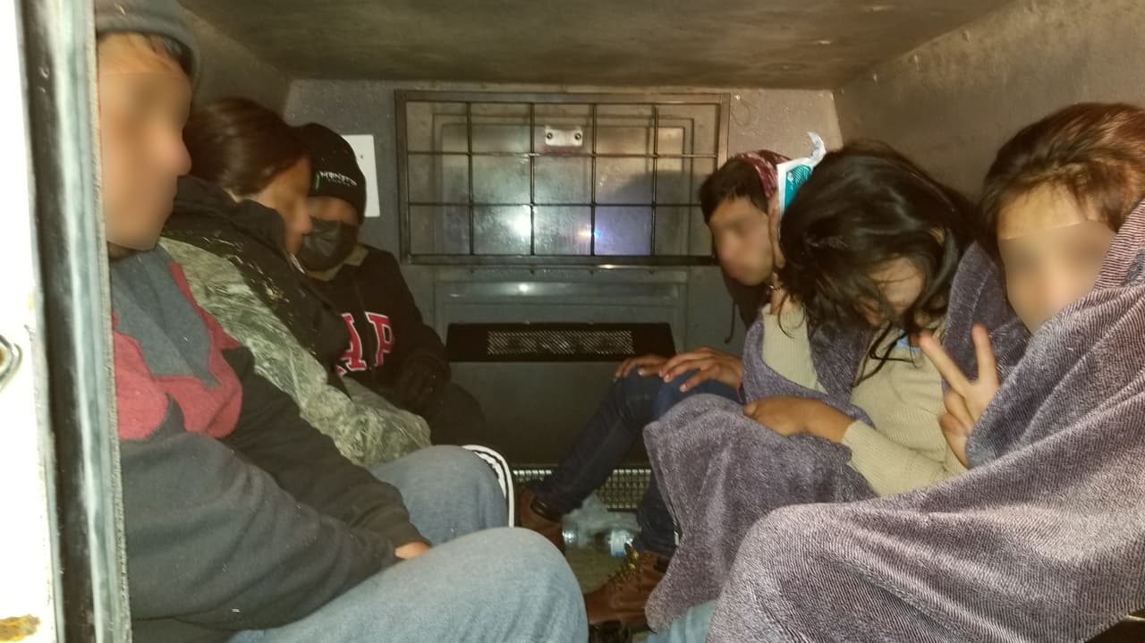 En el vehículo viajaban seis inmigrantes, ninguno resultó herido.