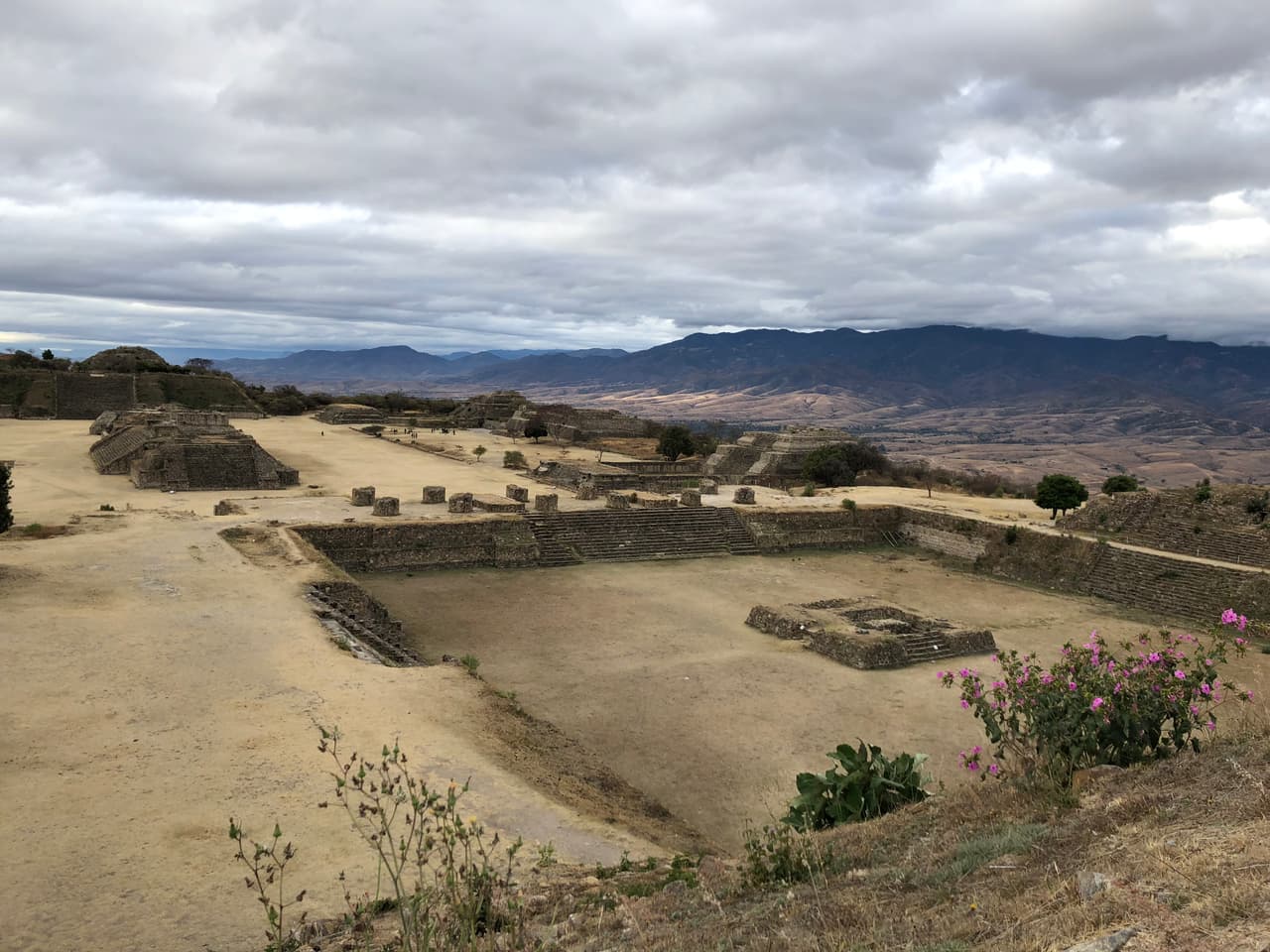 La majestuosidad de esas pirámides tiene en su raíz un sitio arqueológico ubicado a escasos minutos de la capital de Oaxaca y es conocido como Monte Albán.