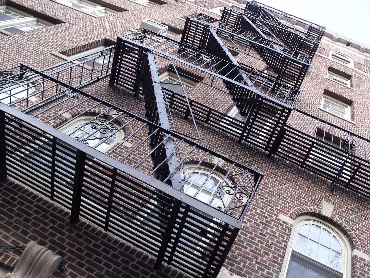 Crisis en viviendas públicas de Nueva York: Deudas de alquiler se disparan y advierten de posibles desalojos