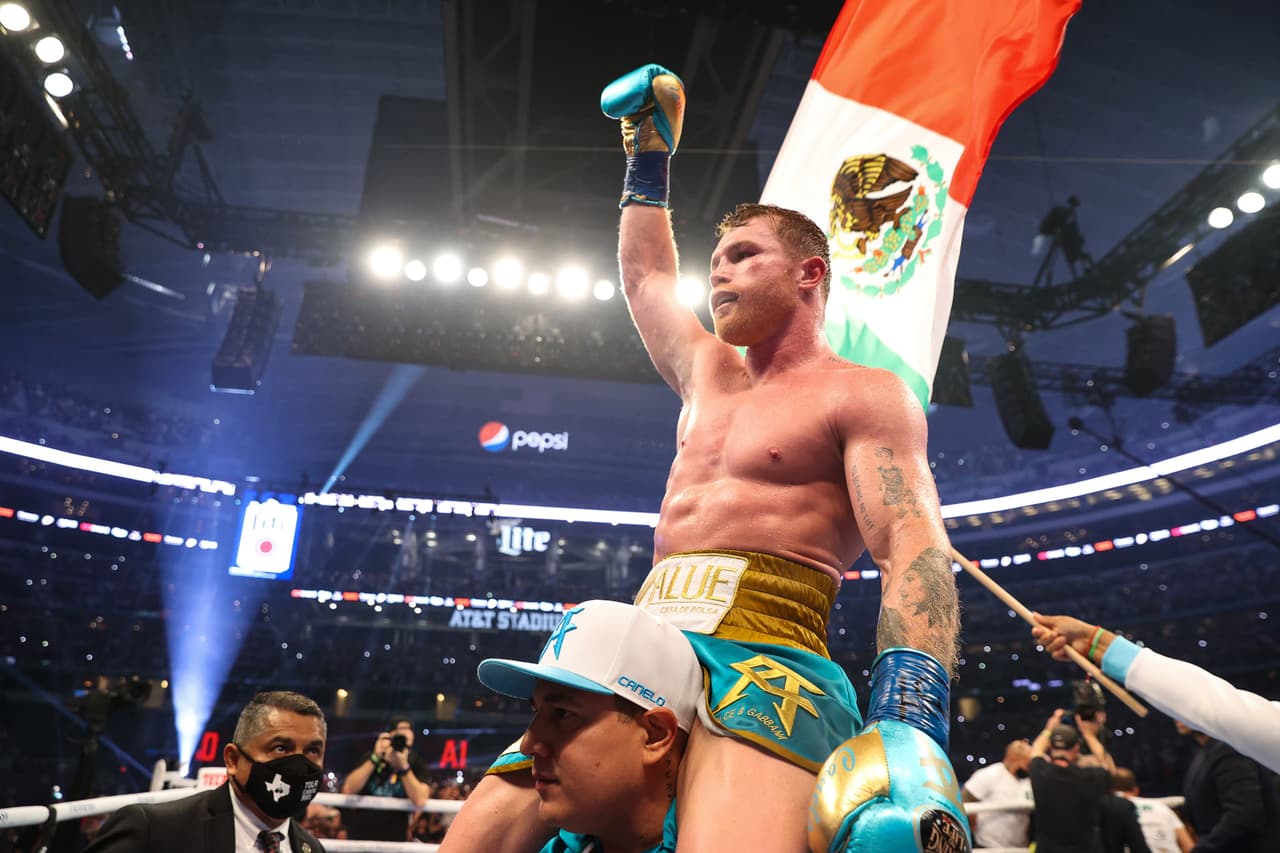 Saúl 'Canelo' Álvarez le dio una tunda al peleador británico, le cerró por completo un ojo y provocó que ya no saliera al noveno round después del castigo que recibió en 8 asaltos dominados por el mexicano.